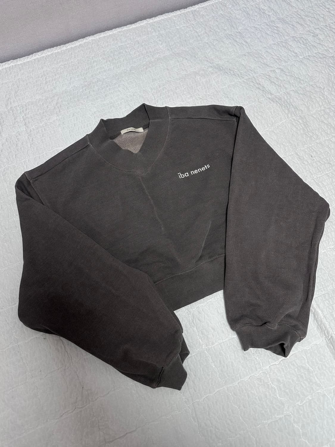 이바네네츠 브이넥 피그먼트 크롭 맨투맨 (차콜) 상품이미지4