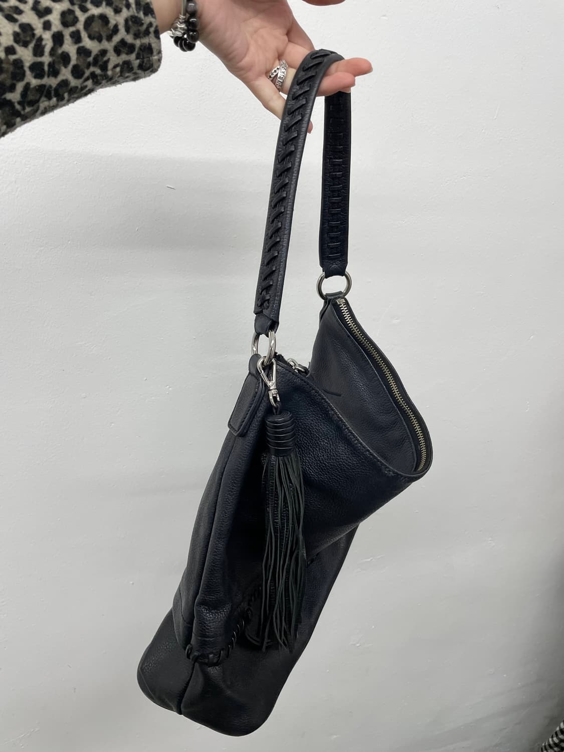 앤클라인 블랙 레더 태슬 호보백 상품이미지4