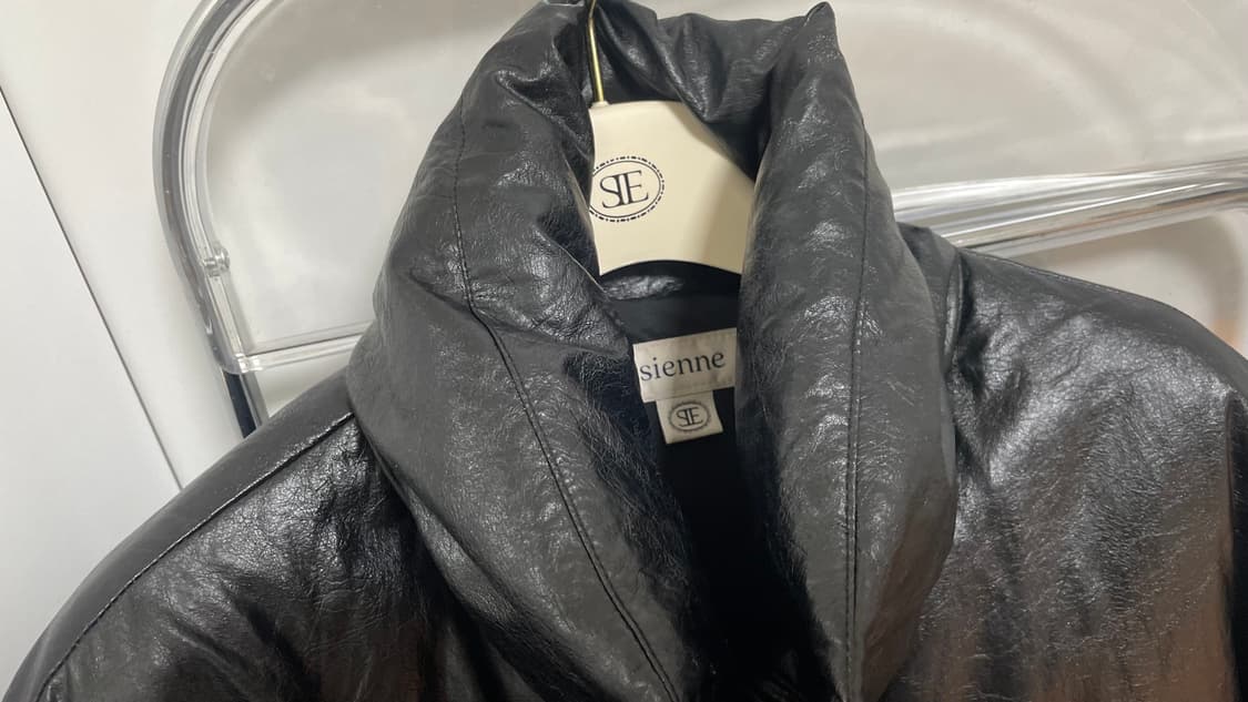 시엔느 레더 심볼 패딩 블랙 상태좋음 옷걸이 커버  상품이미지4