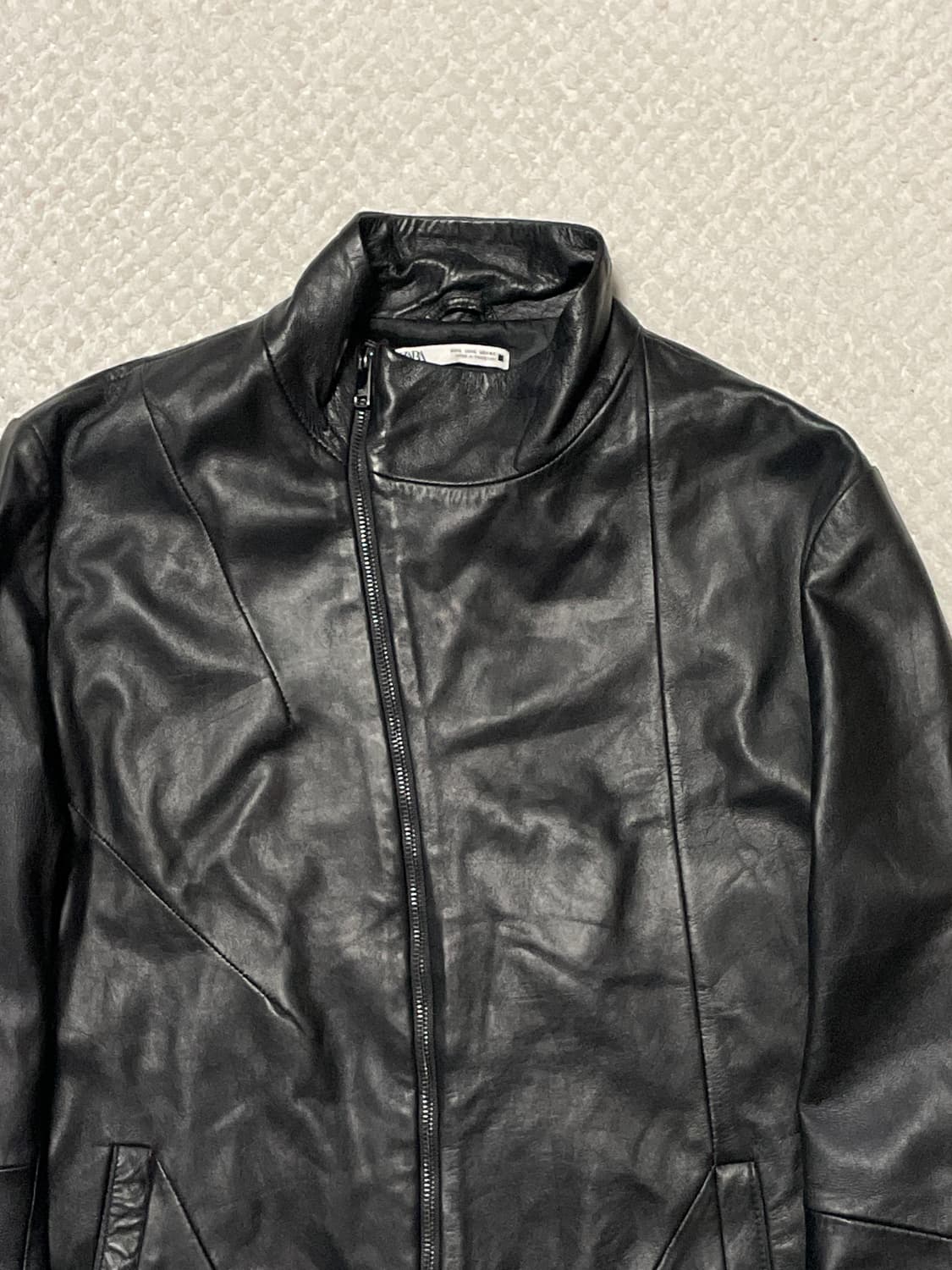 ZARA 자라 아티잔 무드 램스킨 양가죽 사선지퍼 하이넥 절개 레더 자켓 상품이미지3