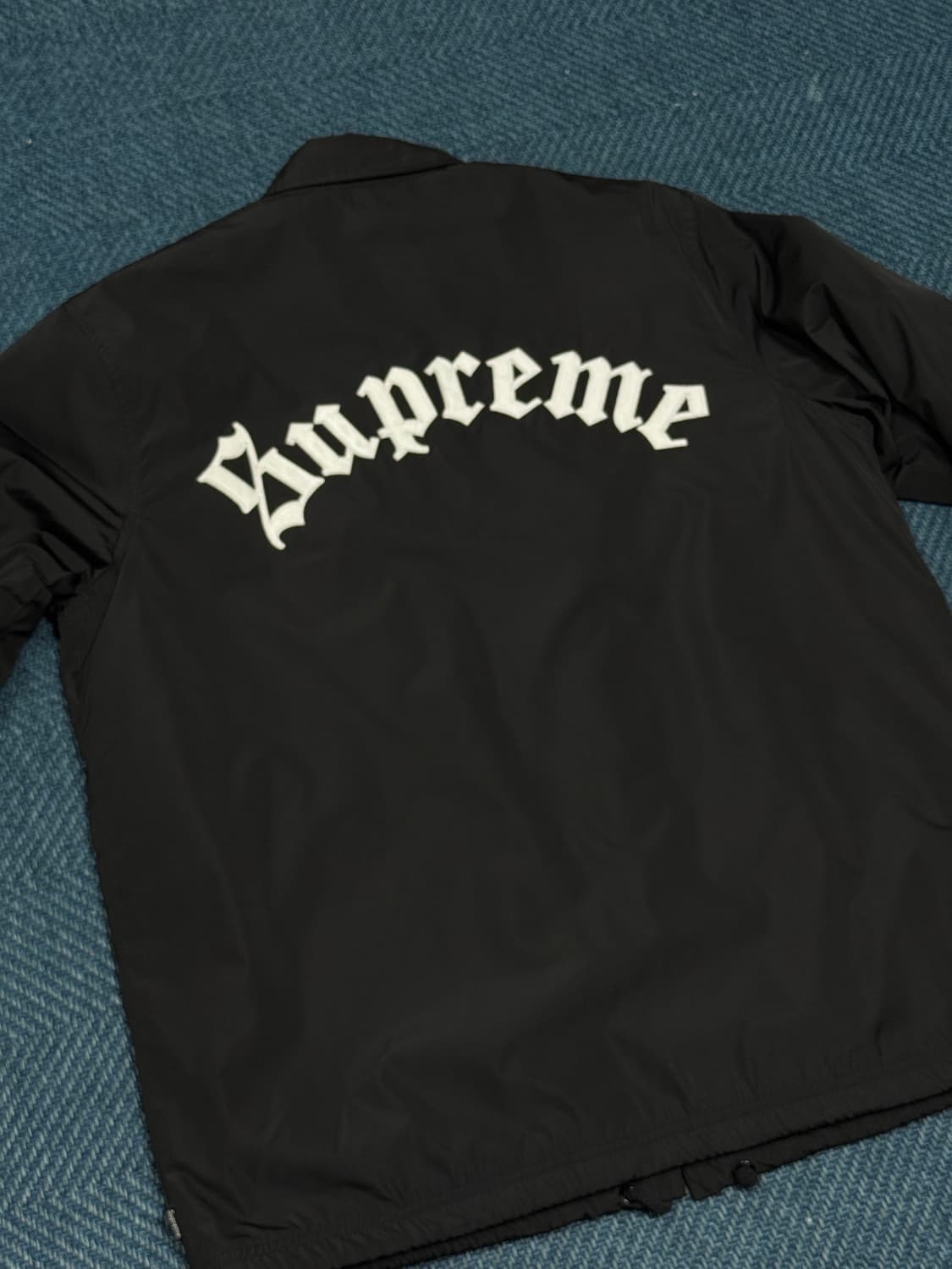 16FW Supreme Oldenglish 코치자켓 상품이미지1