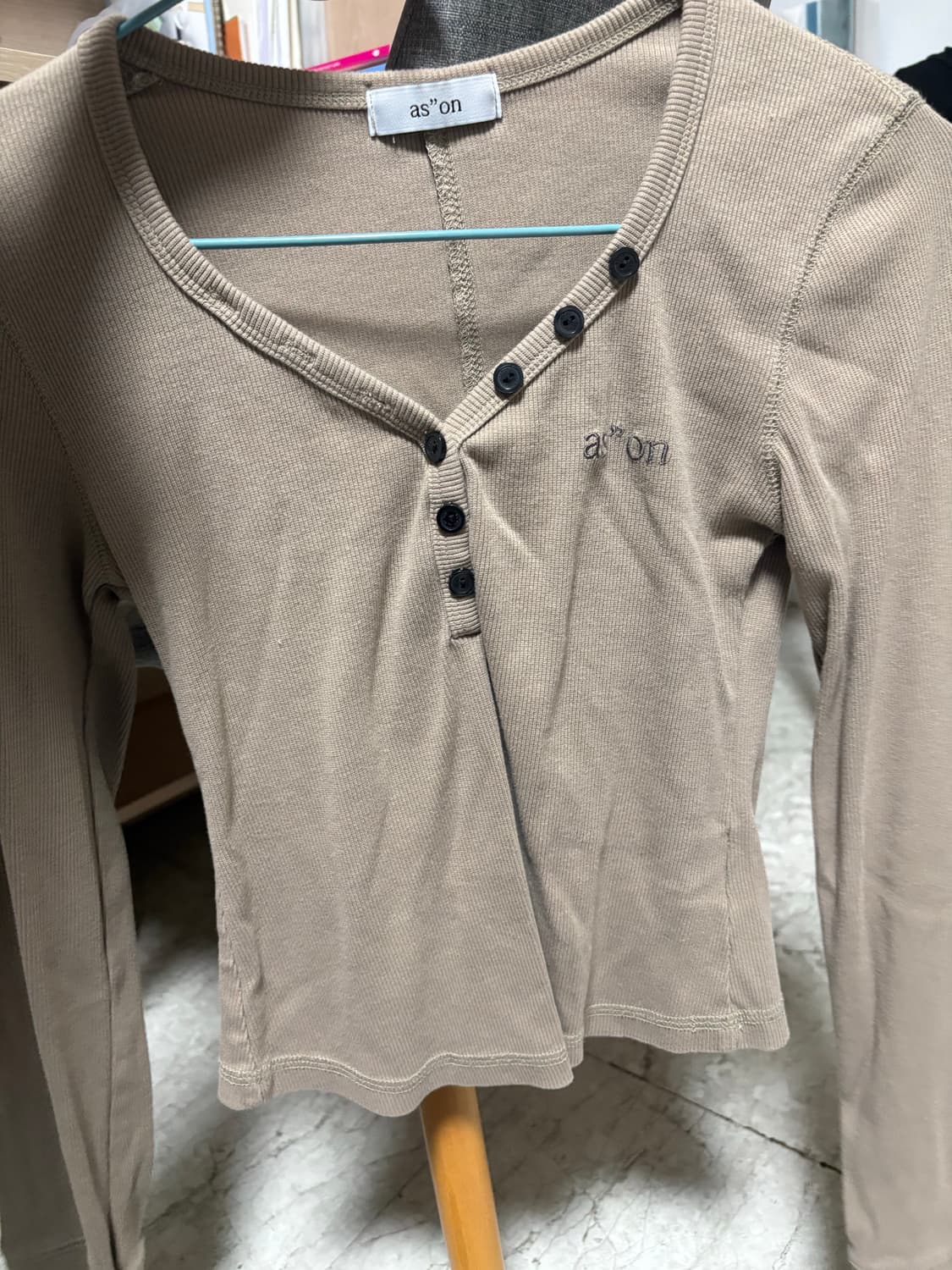 애즈온 버튼티 브라운 상품이미지3