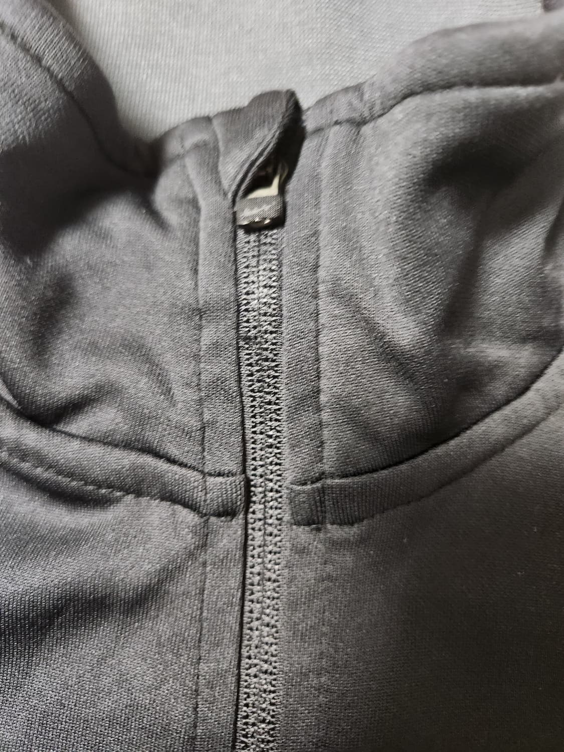 나이키 집업 저지 트랙탑 사이즈105(xl)

지퍼고무 파손(사진참조)
 상품이미지9