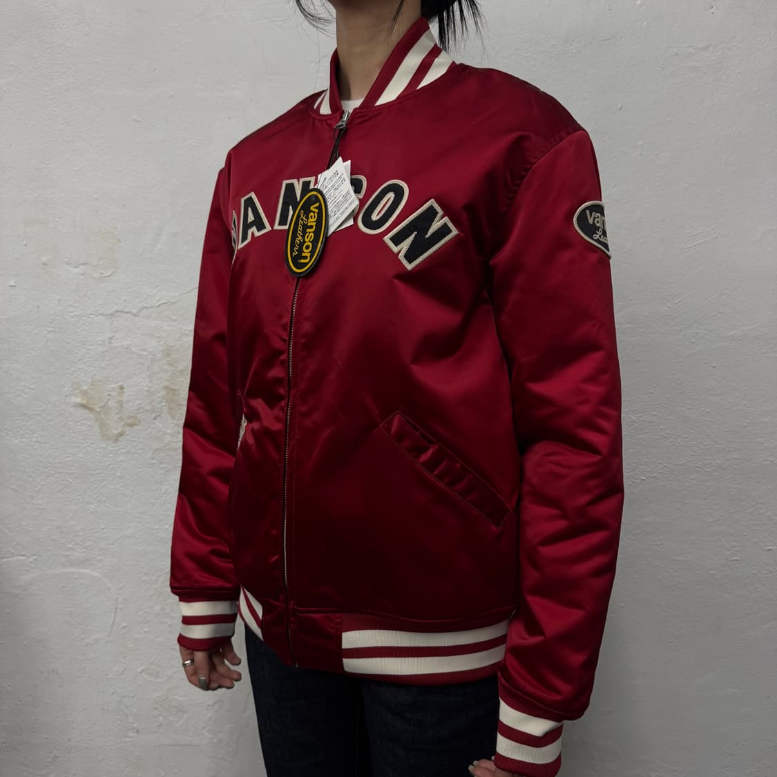 밴슨(VANSON) 레드 스펠아웃 로고 후면 자수 나일론 스타디움 자켓 상품이미지1