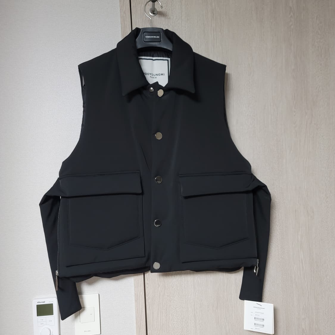 우영미 20fw 블랙 벨트 디테일 패딩 베스트 상품이미지1