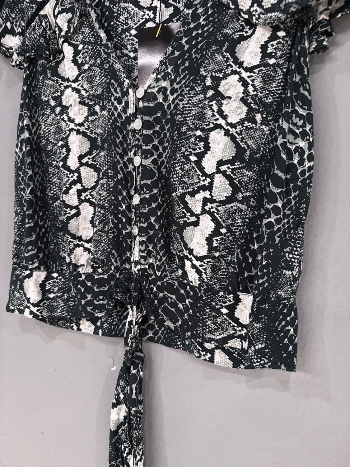 python pattern v-neck top 상품이미지6