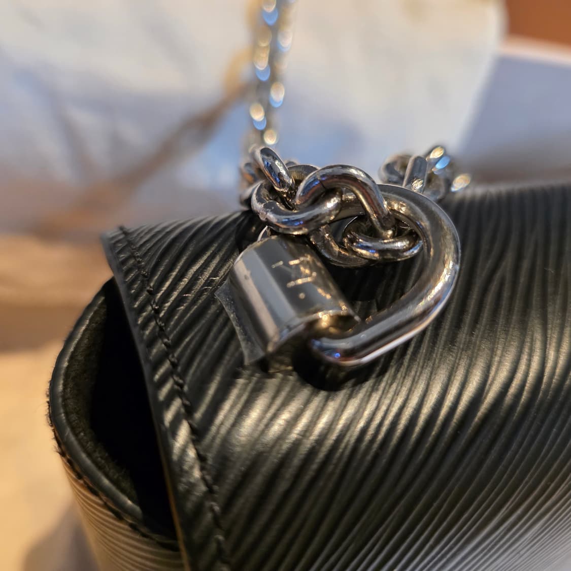 루이비통 트위스트 MM 블랙 에피 가죽 은장 상품이미지3