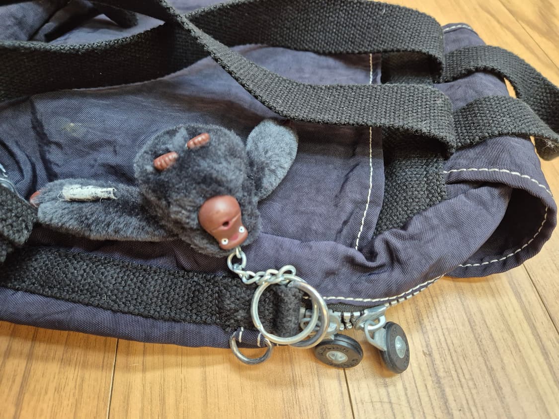 키플링 미니 백팩 판매합니다. 블랙 색상이라 어느 옷에나 잘 어울립니다. 상품이미지4