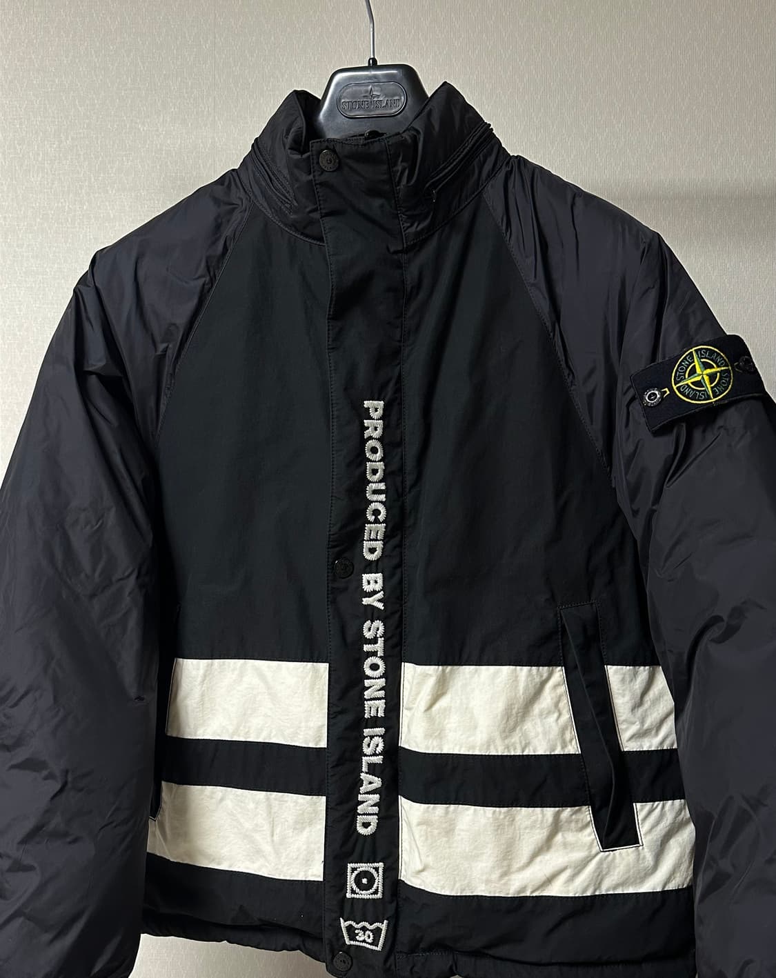 스톤아일랜드 x 슈프림 리버시블 패딩 23fw 블랙 상품이미지1