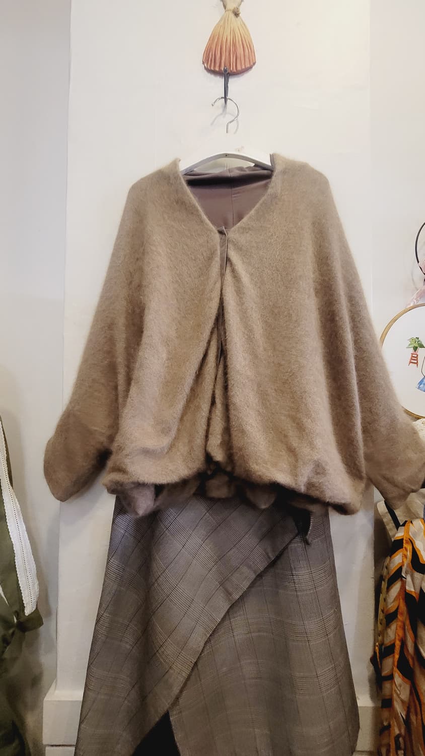 데코 포근울 케이프 가디건. 보브 언발체크스커트 상품이미지10