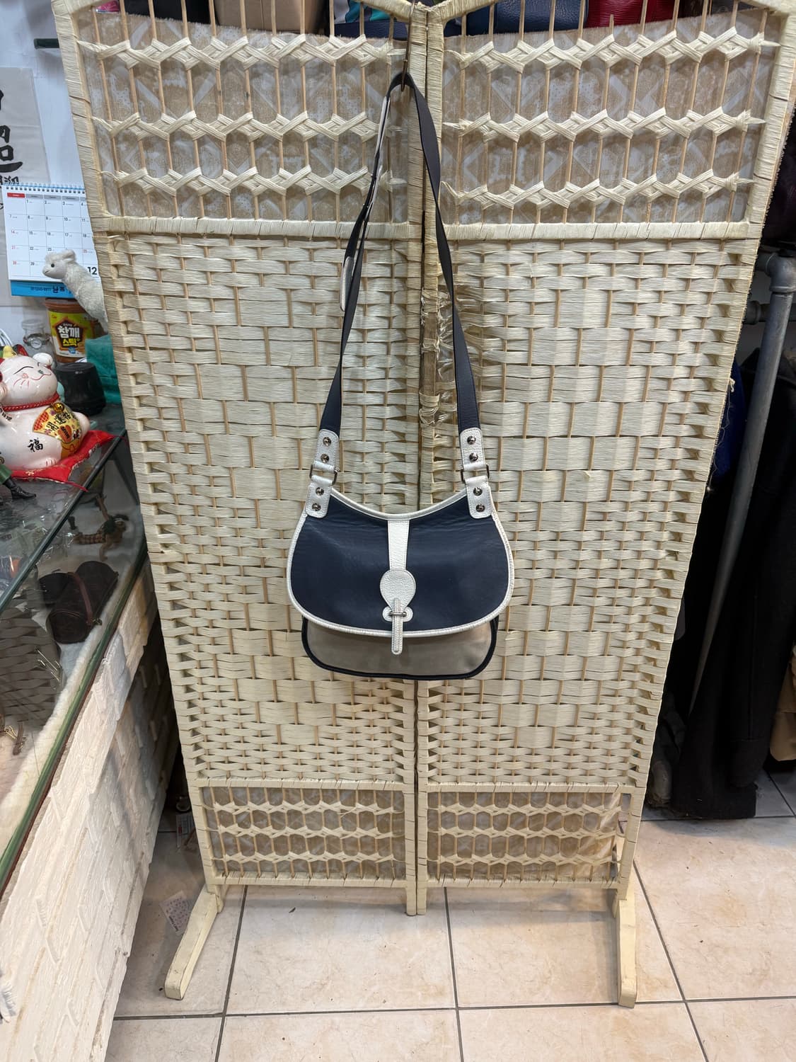 정품 발렌시아가 크로스백 팝니다 상품이미지1