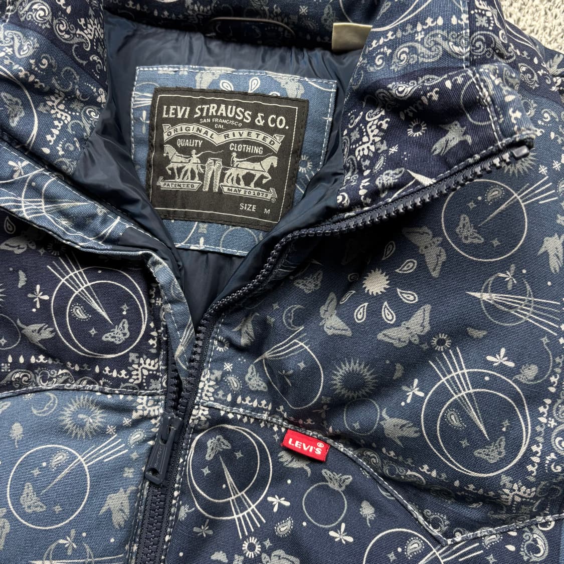 리바이스 레드탭 반다나 패턴 덕다운 패딩 상품이미지4