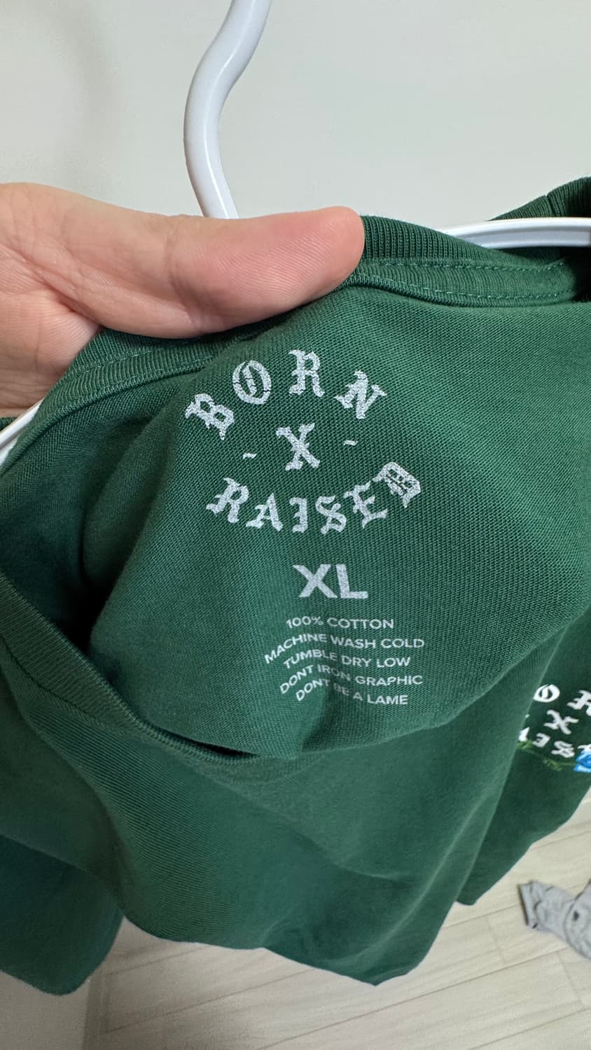 [XL] 본 앤 레이즈드 트루 블루 컬렉션 에메랄드 그린 로즈 티셔츠 상품이미지3
