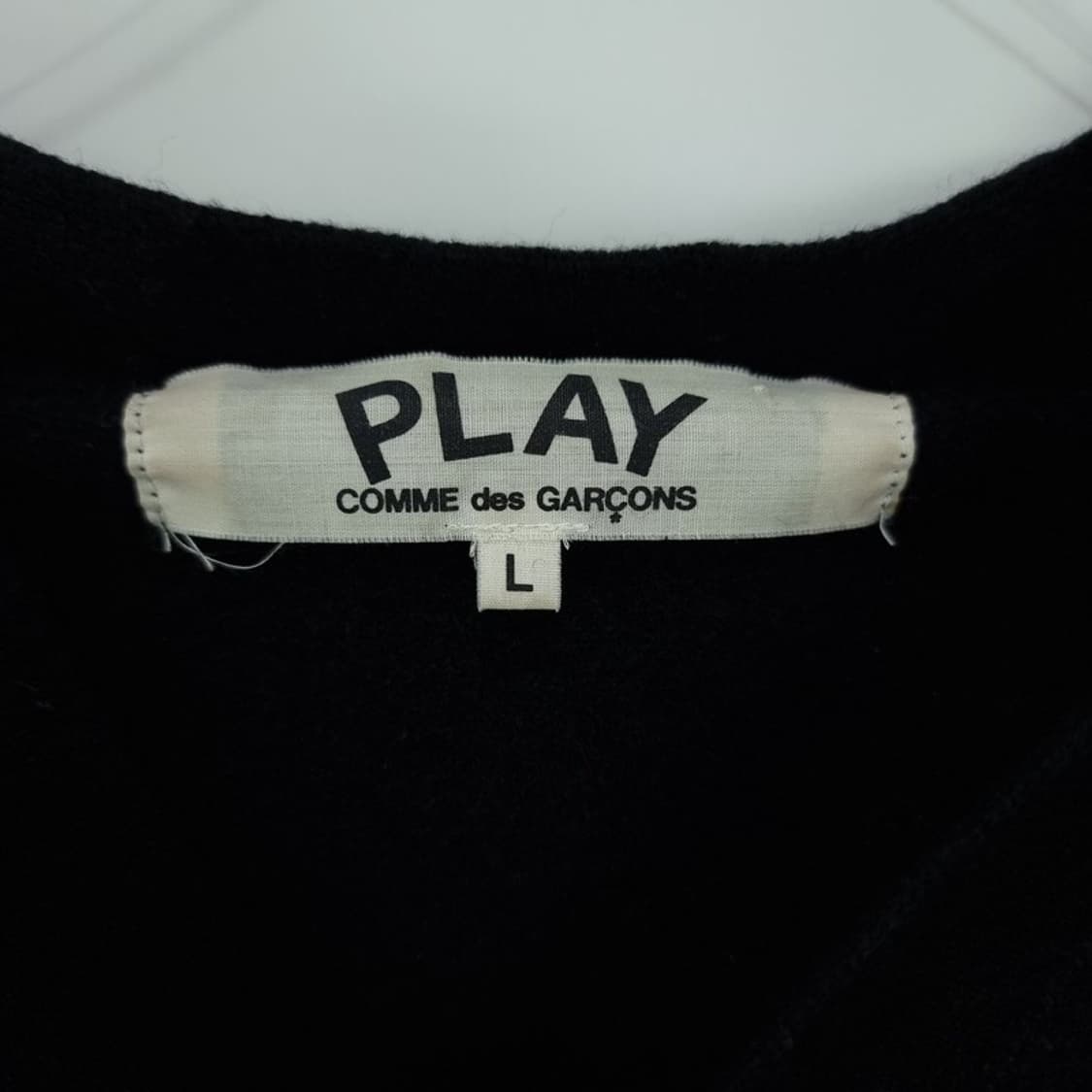 [꼼데가르송] 레드 와펜 브이넥 니트 가디건 블랙 P01531 상품이미지7