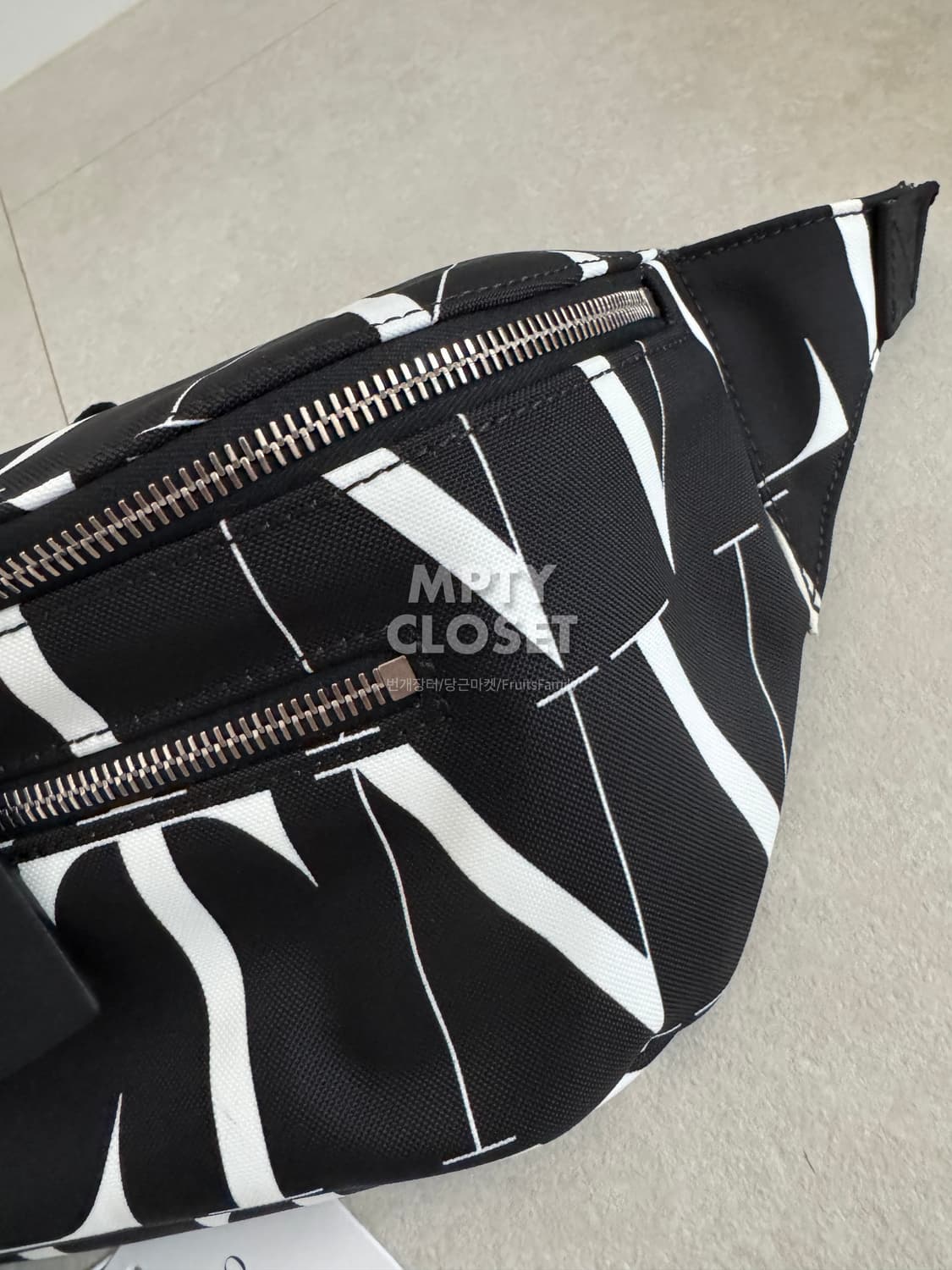 발렌티노 Times 로고 범백 벨트백 상품이미지7