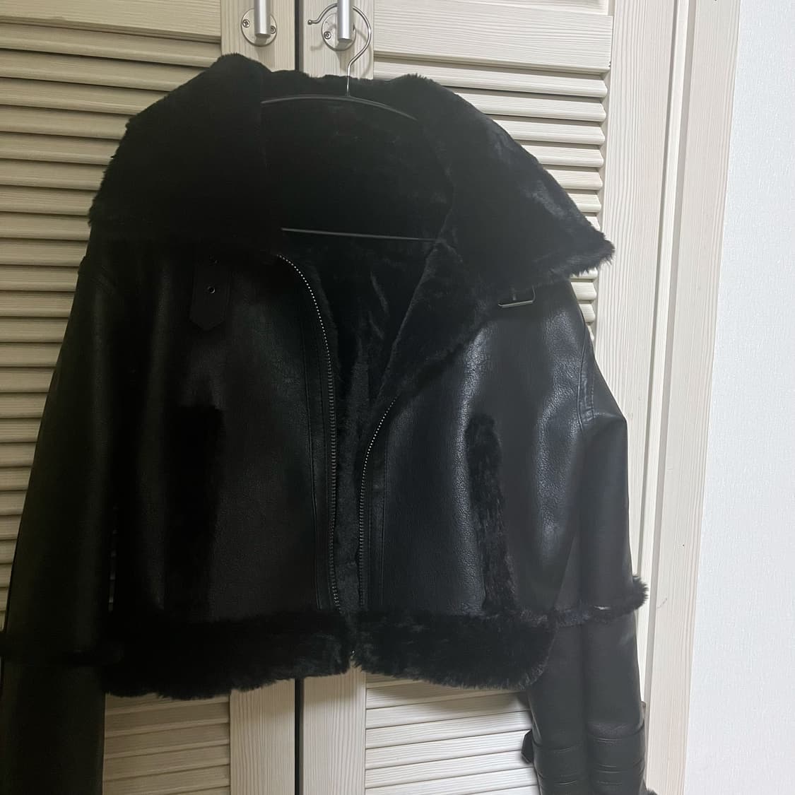 히프나틱 자체제작 레더크롭무스탕 블랙 상품이미지4