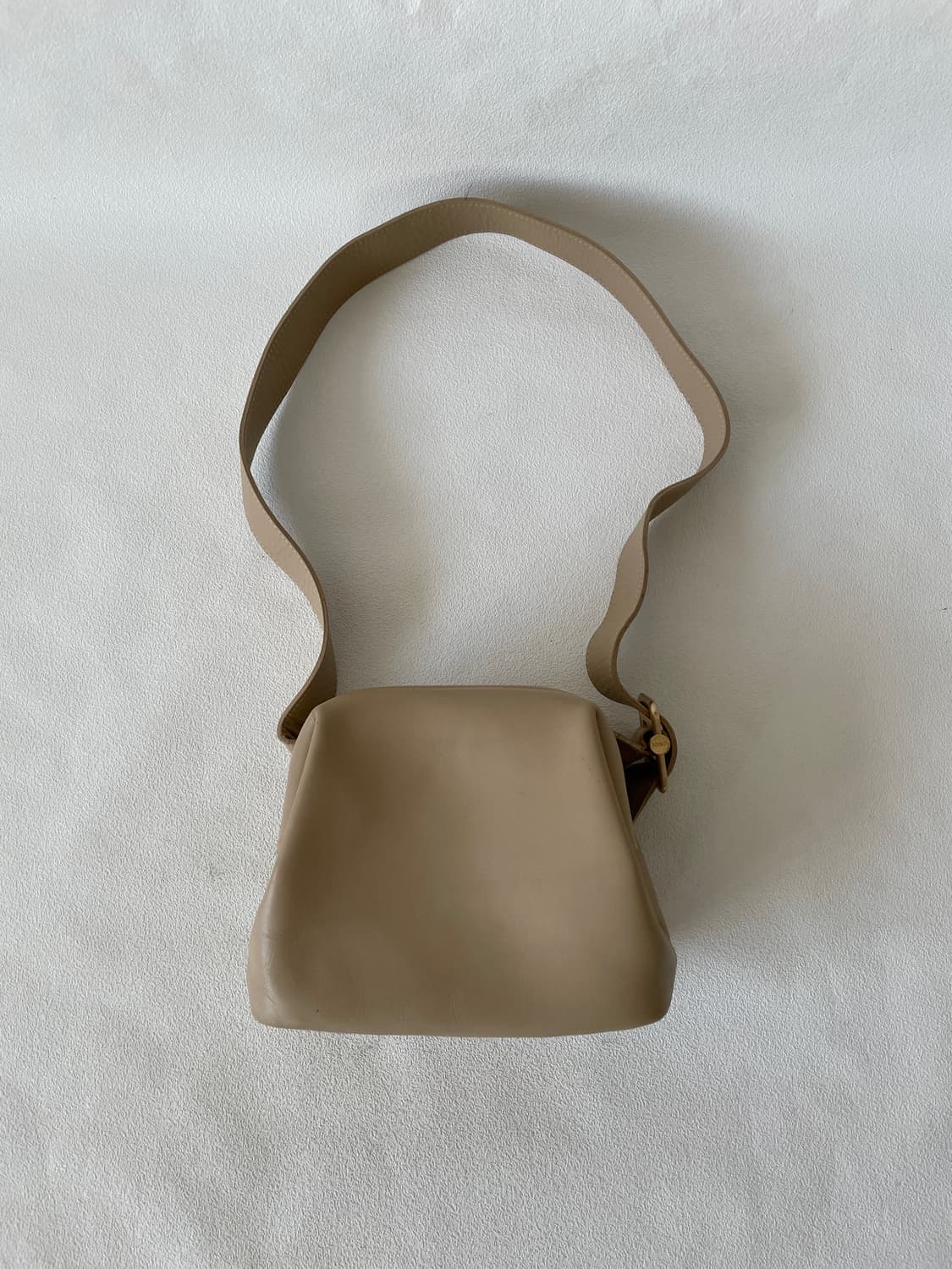 오소이(OSOI) 레더 브로트백 상품이미지1