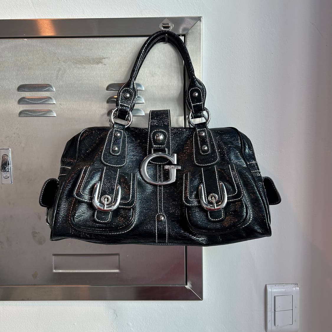 Guess 애나멜 숄더백 상품이미지1