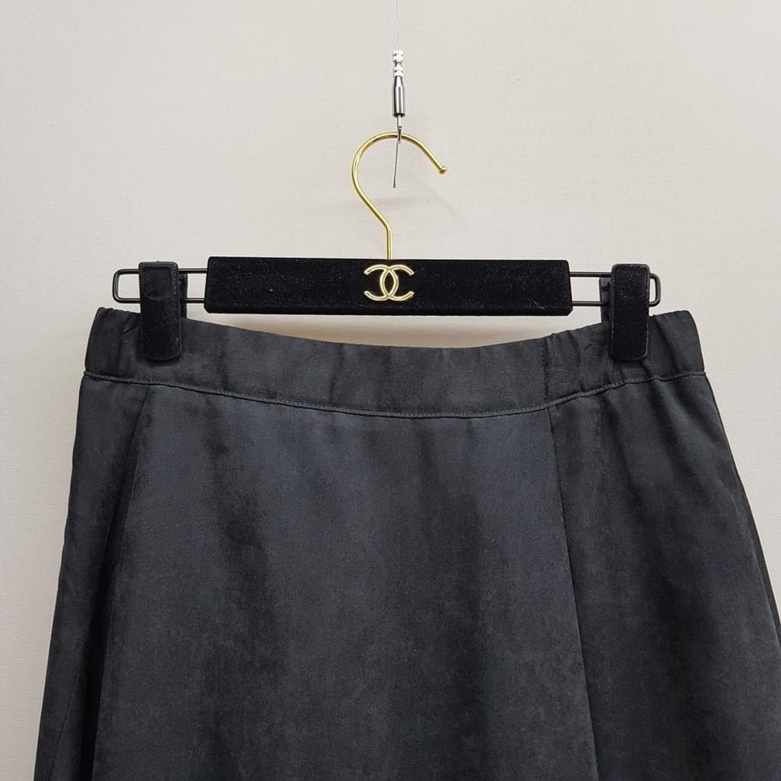 한섬 SJSJ 2023 턱 슬릿 플레어 스커트 64-94사이즈 상품이미지5