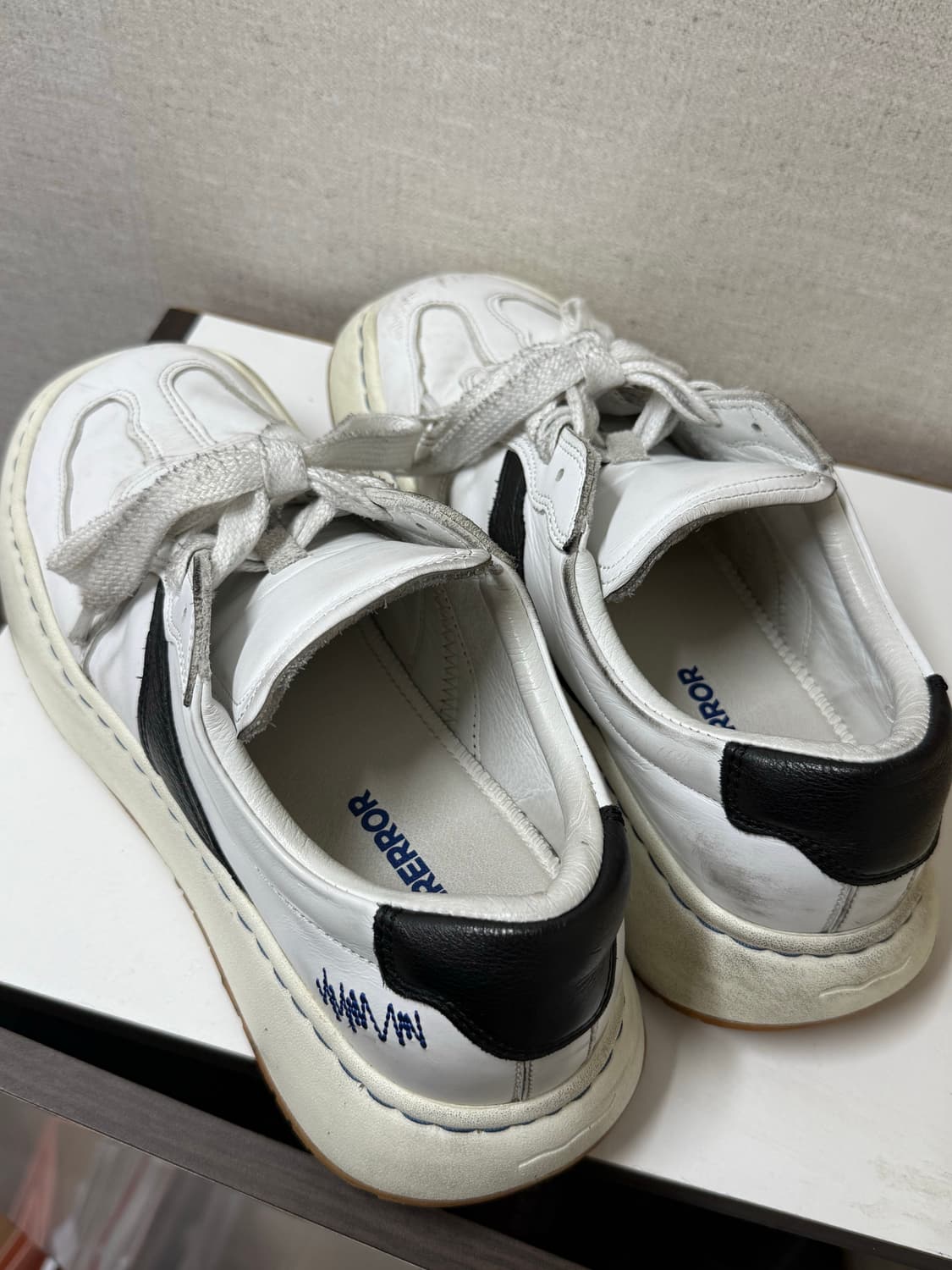 아더에러 로그 바우스 화이트 270사이즈 팝니다 상품이미지2