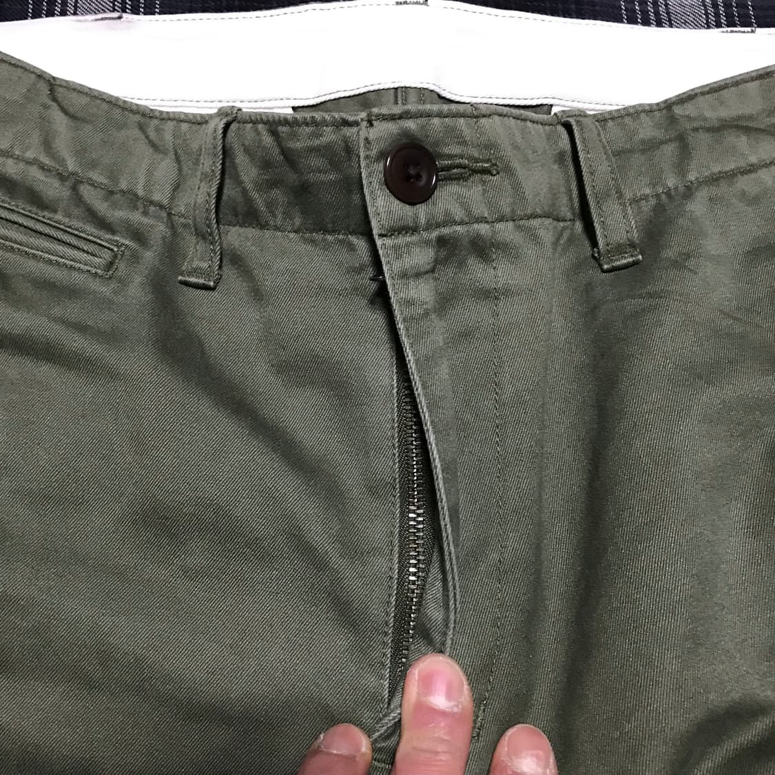 유니클로 재팬 라인 빈티지 레귤러 치노 팬츠 올리브  상품이미지3