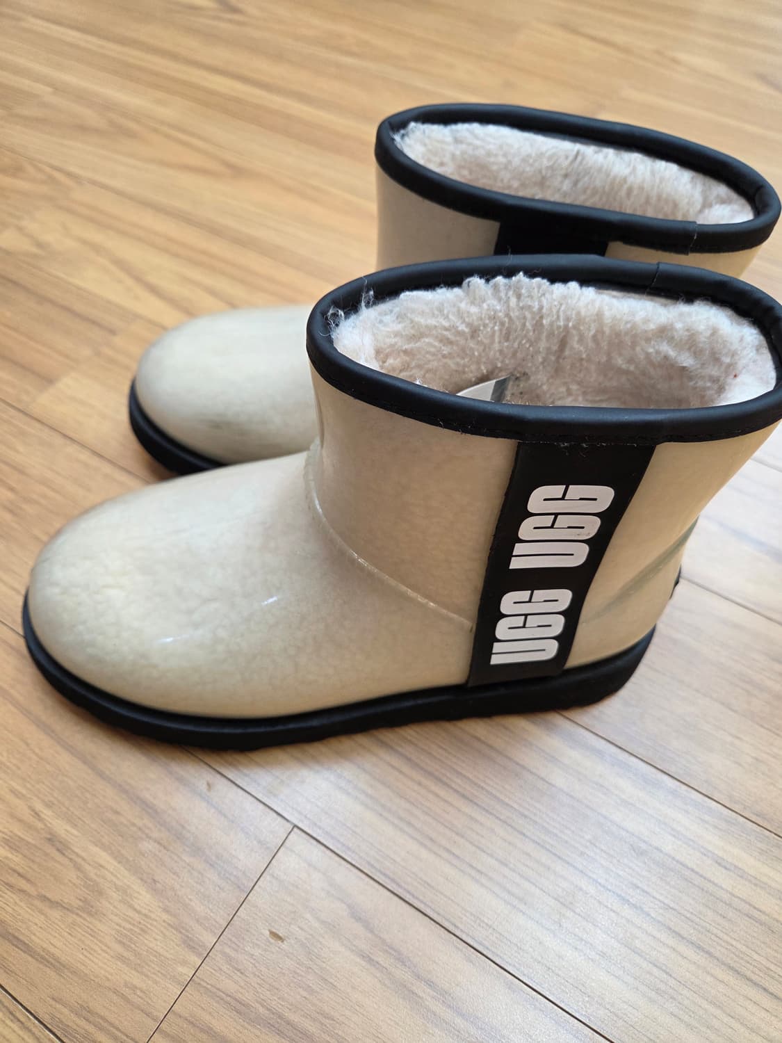 UGG 어그 클리어 부츠 베이지 색상 230mm 입니다. 독특한 디자인이 상품이미지3