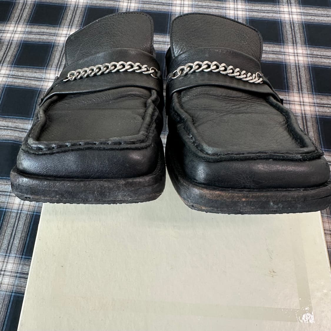 마틴로즈 체인 장식 레더 뮬 슬리퍼 블랙  상품이미지8