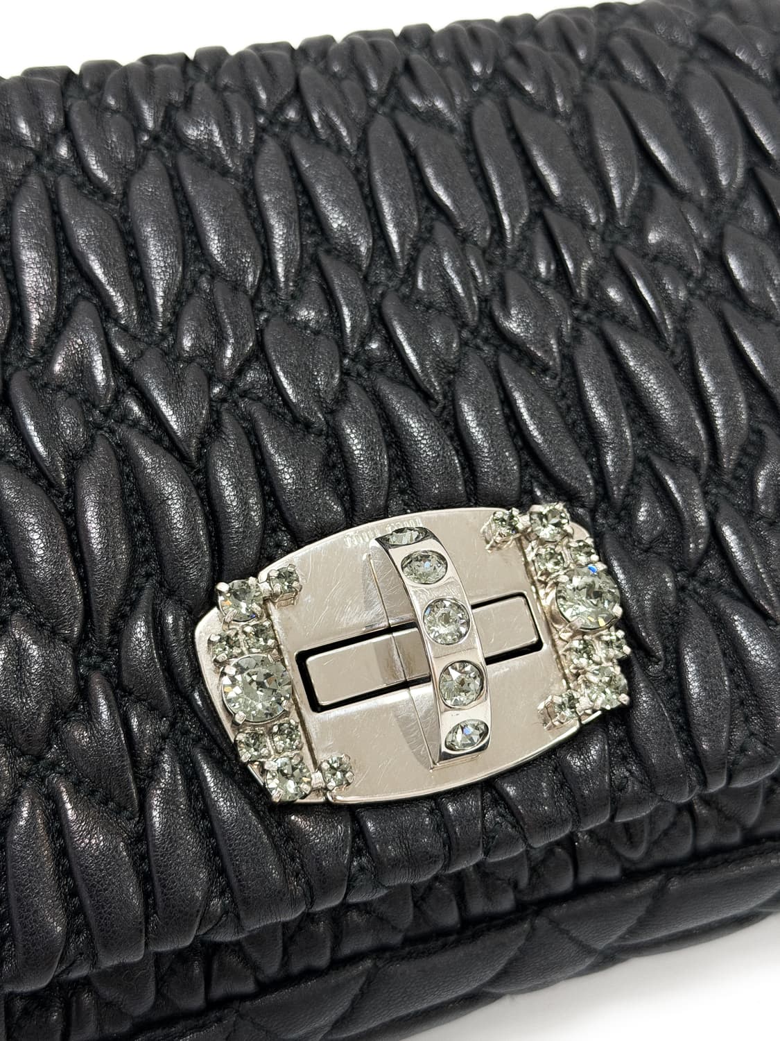 미우미우 나파 크리스탈 마테라쎄 숄더백 상품이미지8