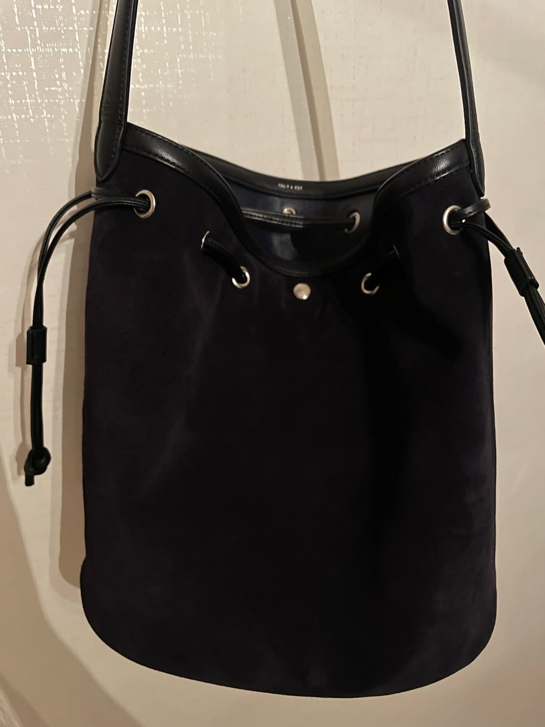 투티에 버킷백 스웨이드 네이비  상품이미지5