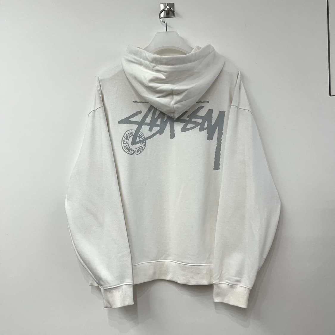 스투시 디자인스 백로고 화이트 후드티 상품이미지3