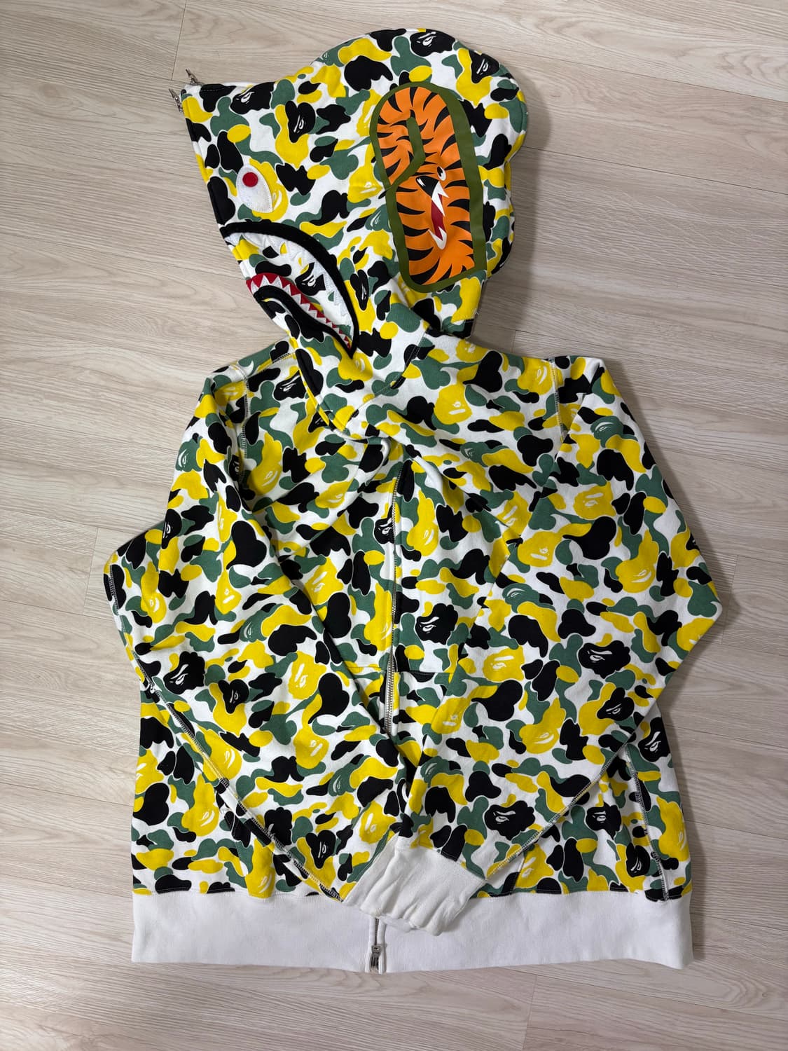 베이프 오사카 한정판 세퍼레이트 샤크후드집업 2xl 판매합니다 상품이미지2