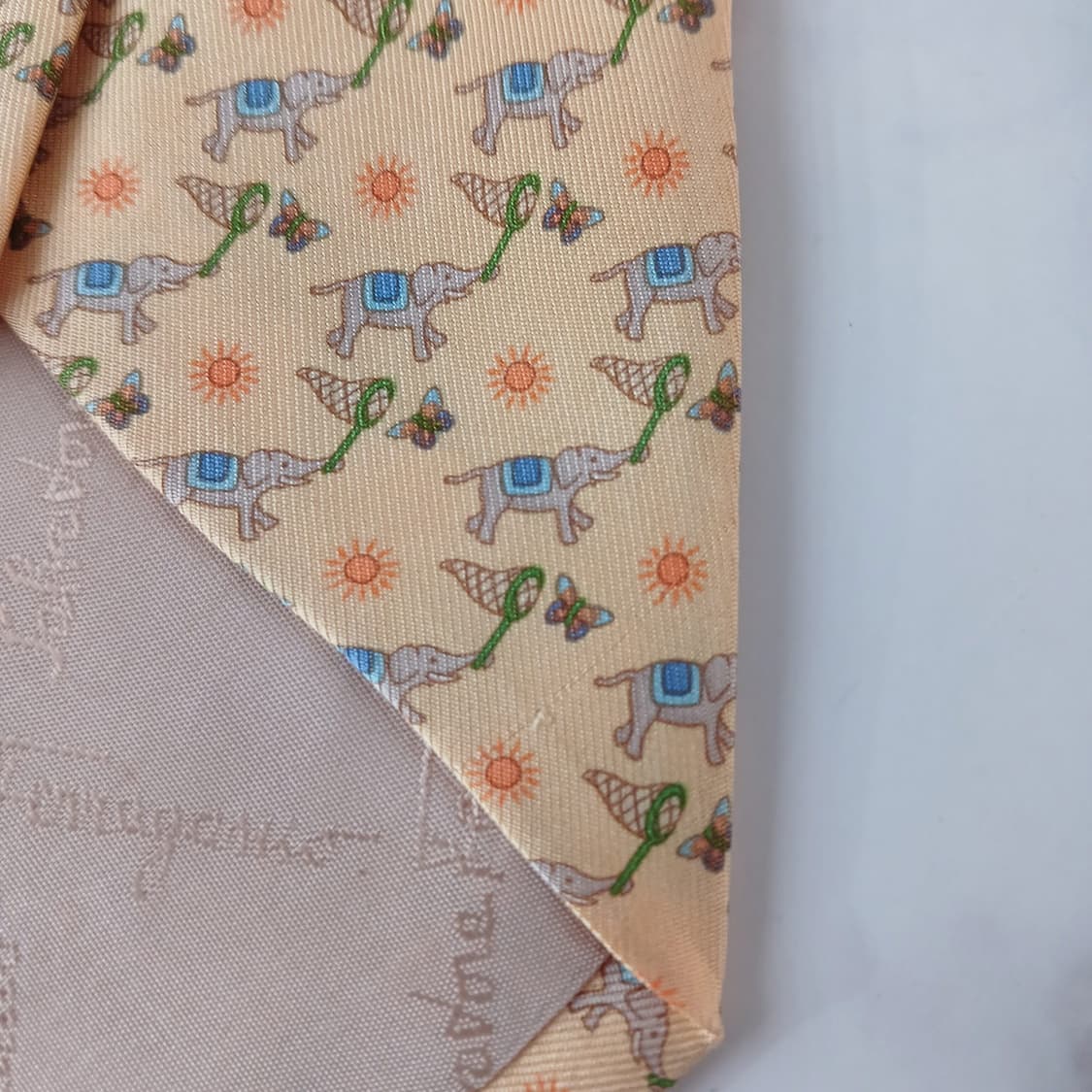 페라가모 실크 옐로우 코끼리&나비 넥타이 9.6cm A등급 A19233
 상품이미지6