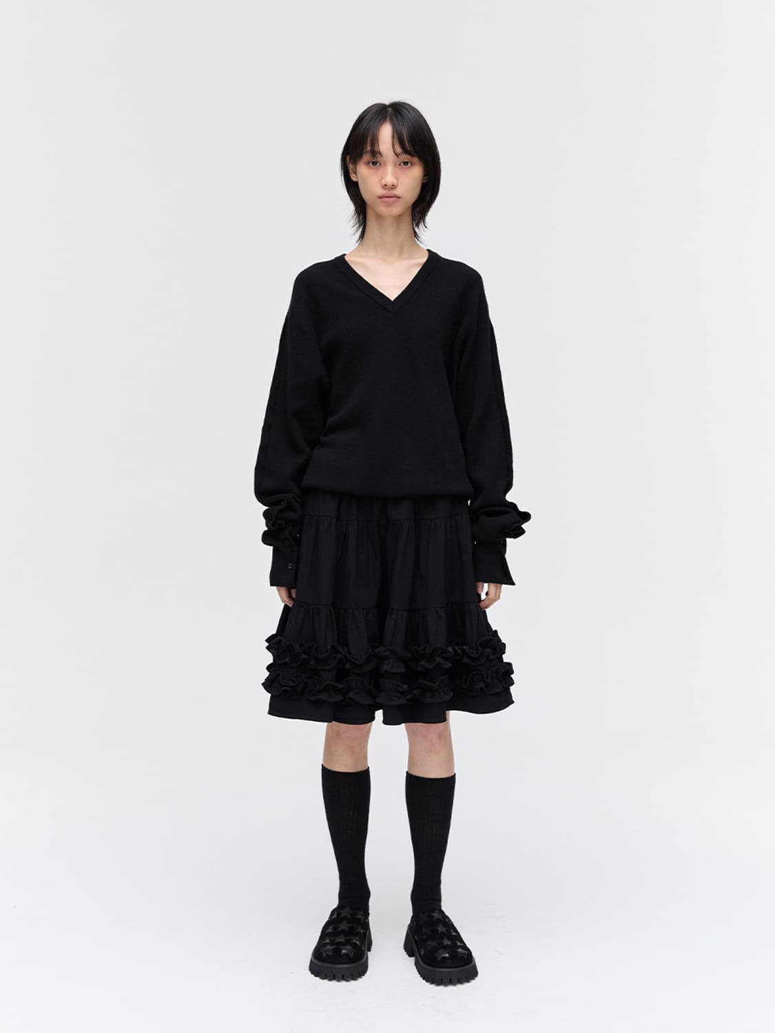 BUTTON SLEEVE V - NECK KNIT, BLACK 상품이미지2