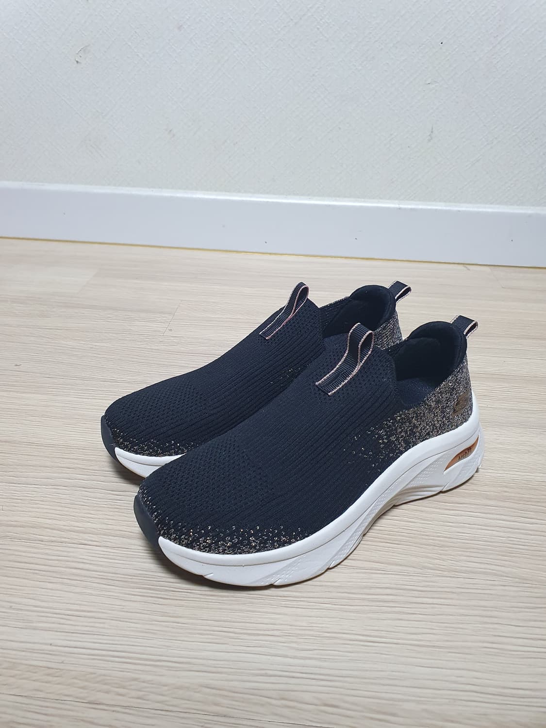 스케쳐스 아치핏 블랙 슬립온 운동화 240 상품이미지4