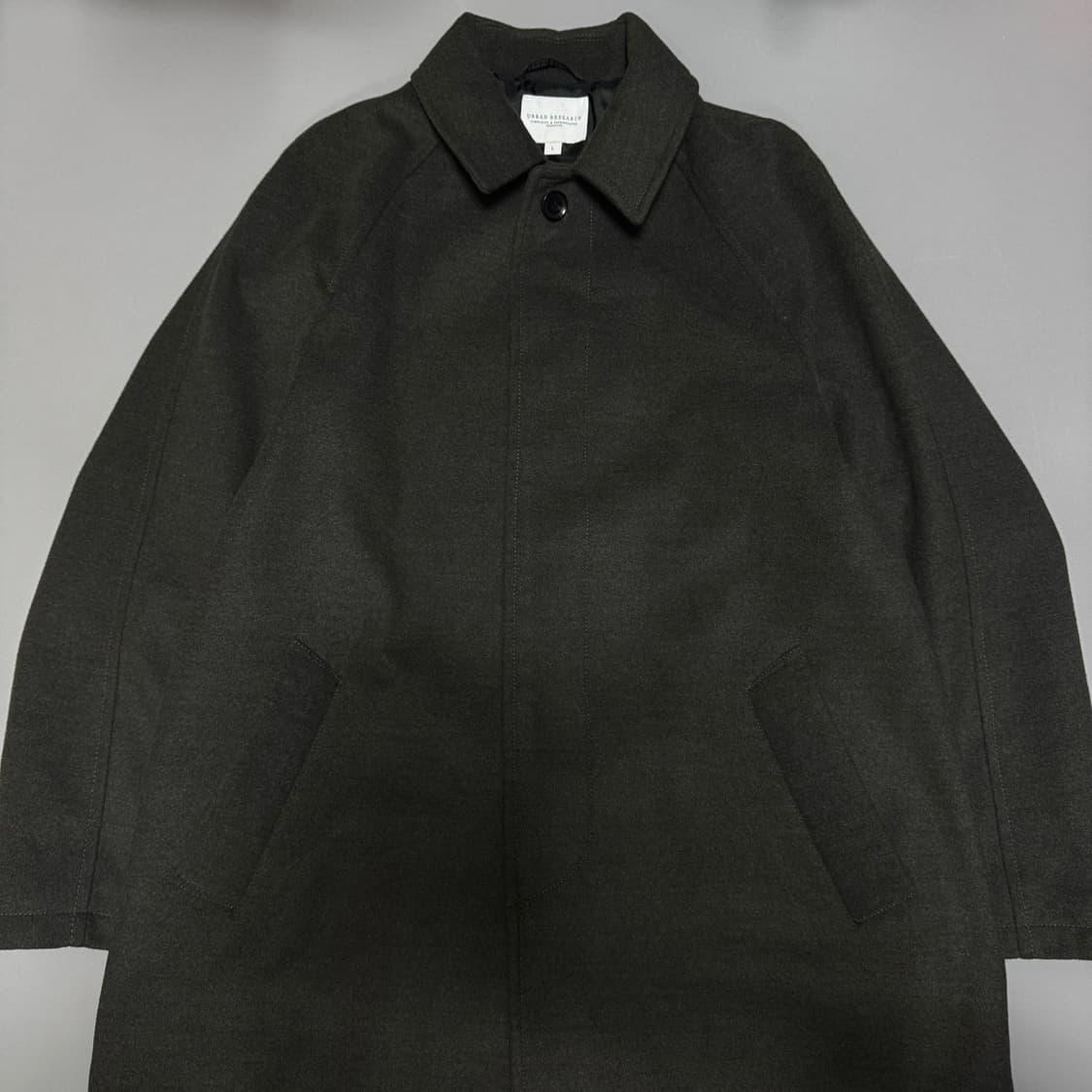 어반리서치 차콜컬러 폴리에스터 나일론 혼방 써머라이트 레글런 코트 상품이미지5