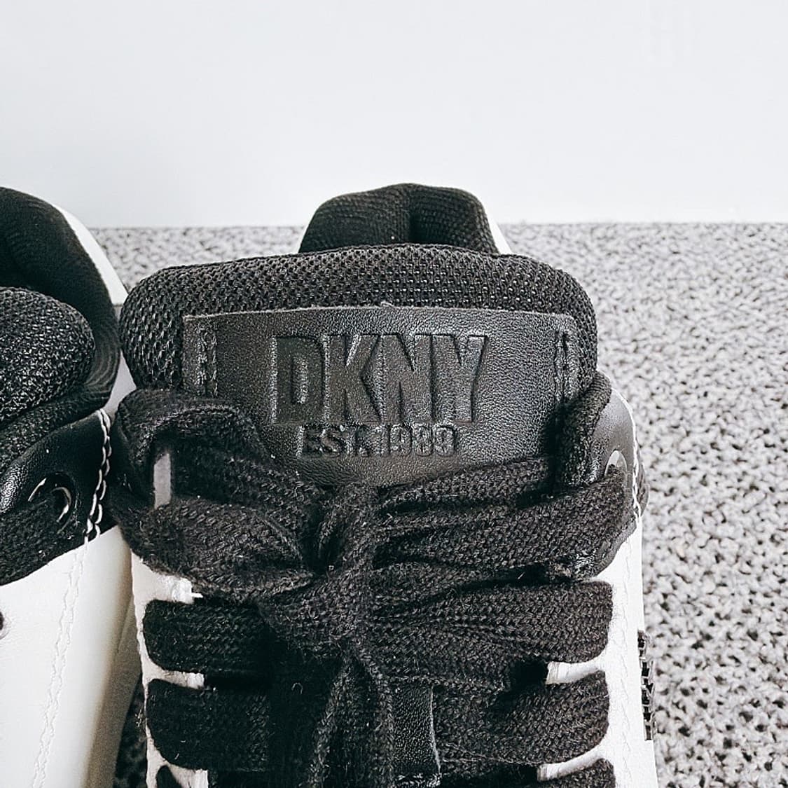 (정품/새상품) DKNY 공용 화이트 블랙 범고래 스니커즈 상품이미지2