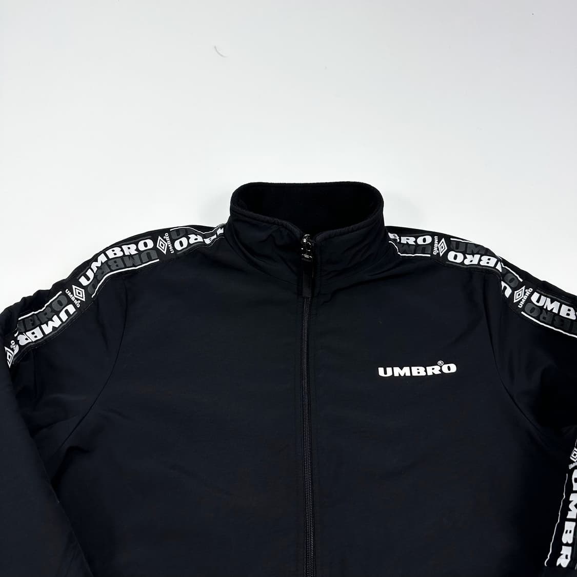 엄브로 리버시블 백로고 블랙 후리스 점퍼 (M) 상품이미지5