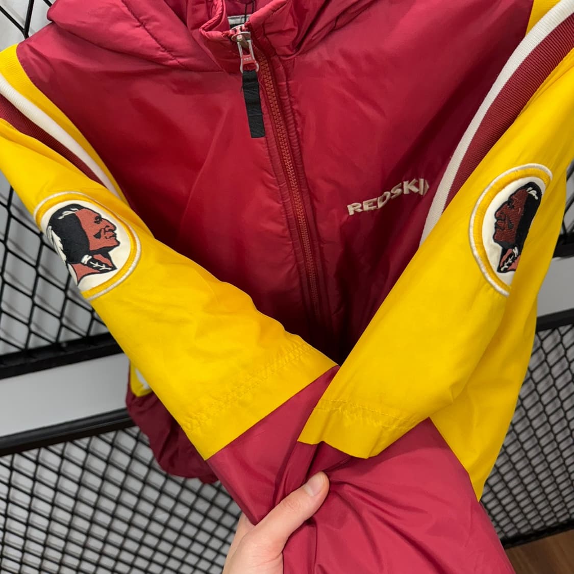 90s NFL X 워싱턴 레드스킨스 크롭 후드 점퍼 버건디 옐로 배색 상품이미지6