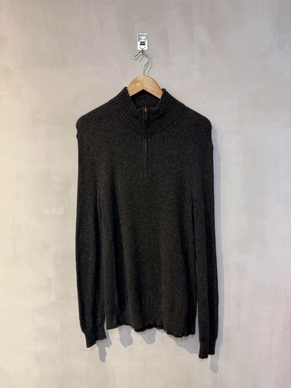 폴로 챠콜 하프집업 니트 상품이미지1