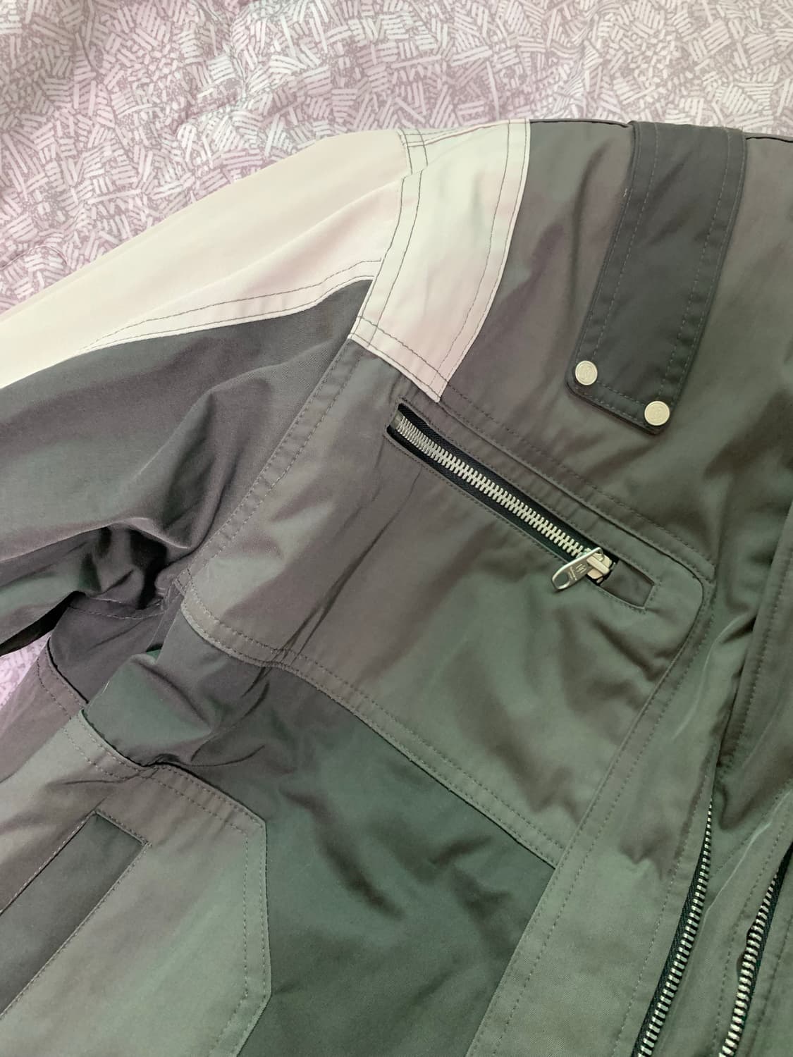 언더마이카 와니 카메 멀티 블록 포켓 터틀 봄버 드리프트우드 - 22FW 상품이미지4