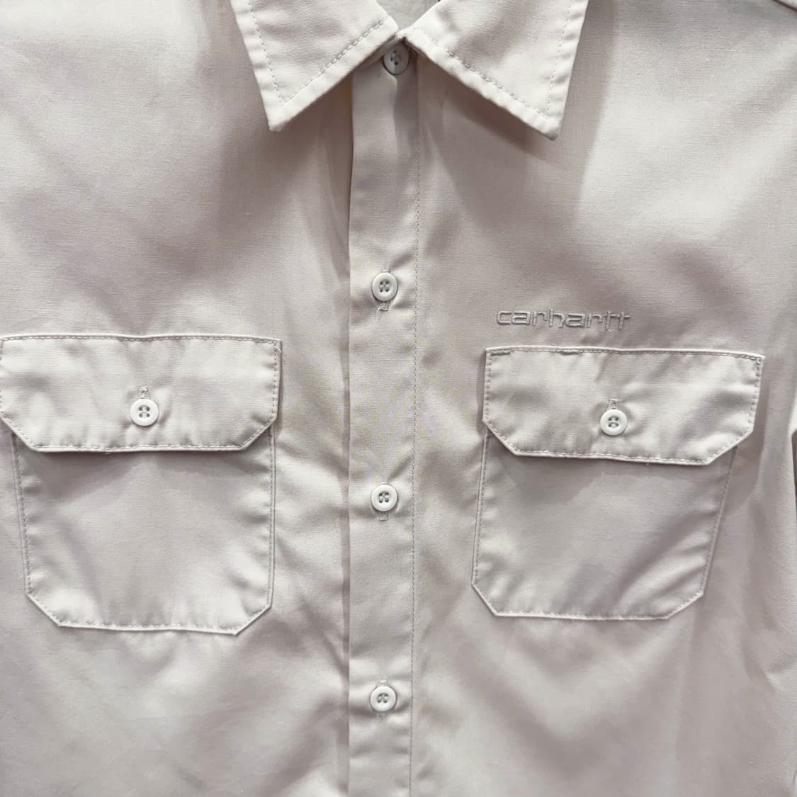 칼하트 반팔 워크셔츠 앞면 투포켓 자수 로고 디테일 베이지 상품이미지6