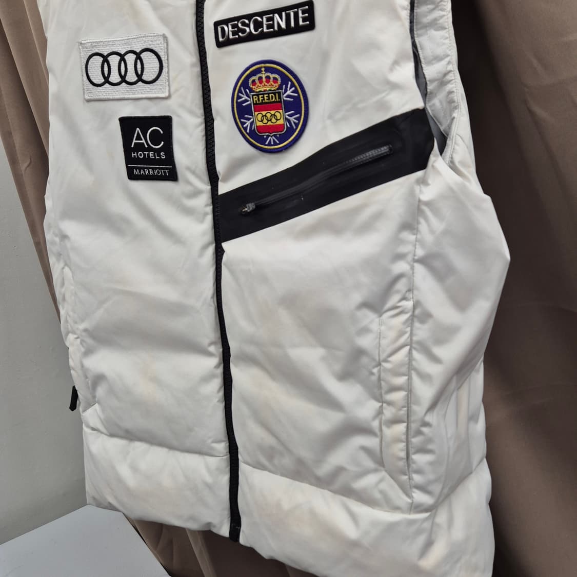 데상트 아우디 화이트 패딩 조끼 105 상품이미지4