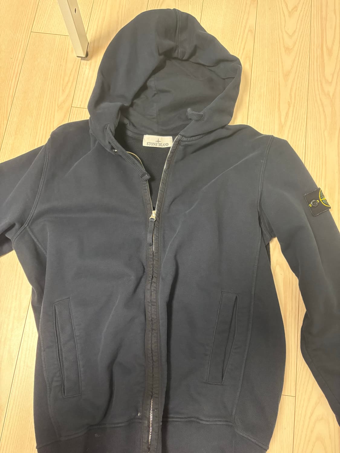 스톤 아일랜드 63520 와펜 패치 후드 풀 집업 네이비 블루 - 24F 상품이미지1