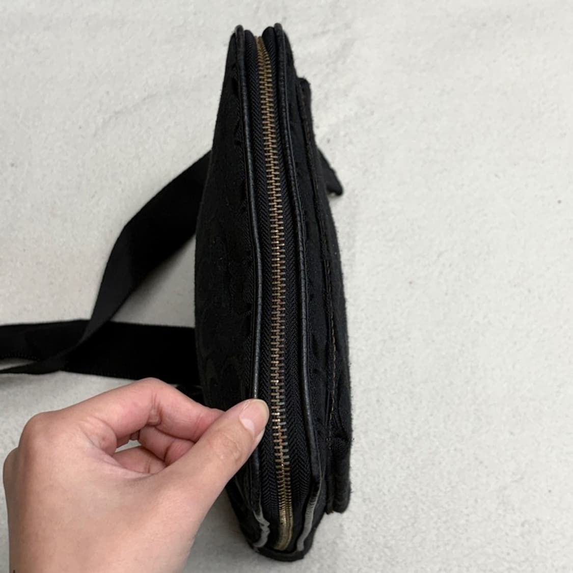 COACH 시그니처 블랙 크로스백 상품이미지6