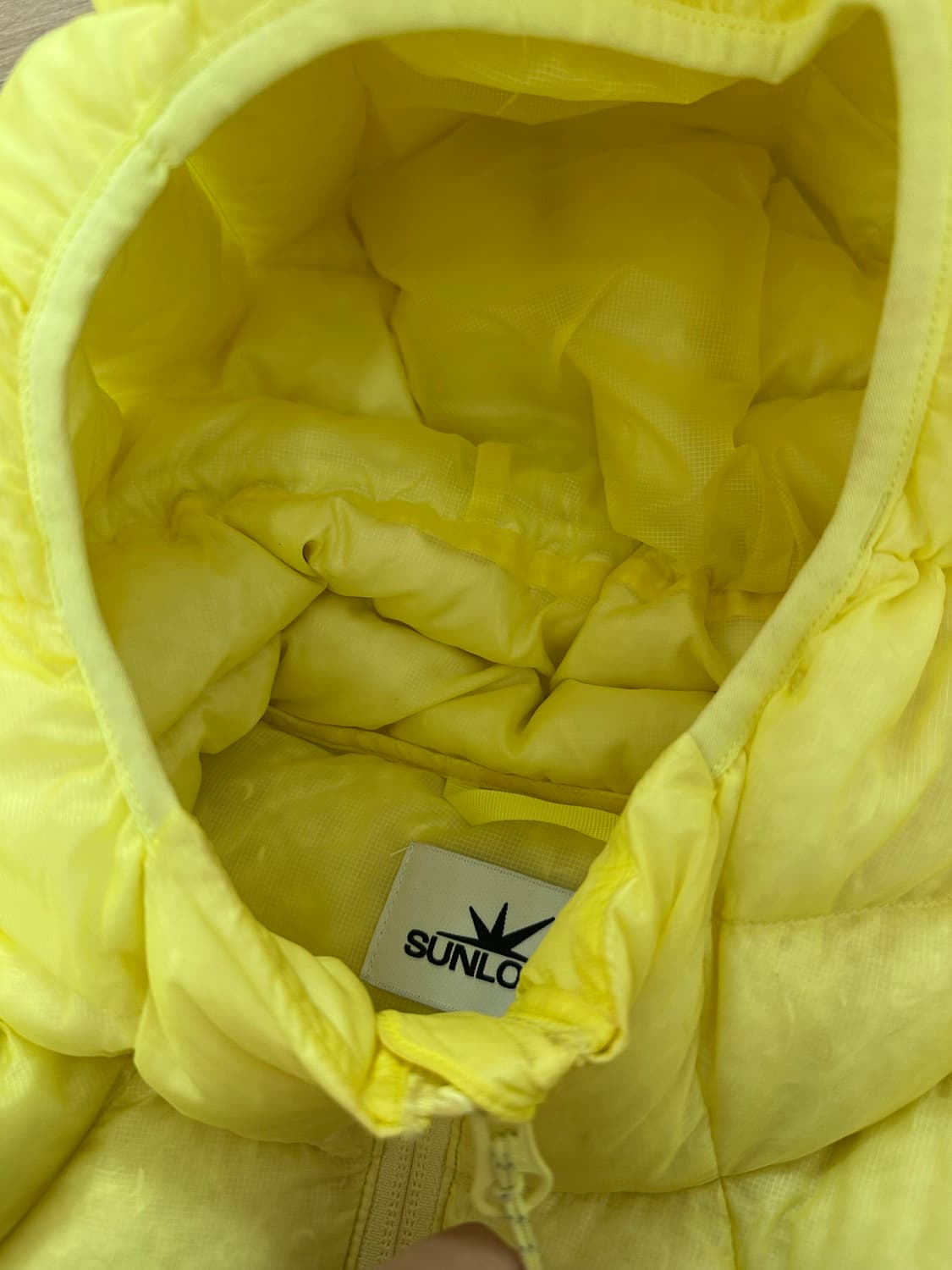 썬러브 후드 플라이트 라이트 다운 자켓 옐로우 경량패딩 상품이미지3