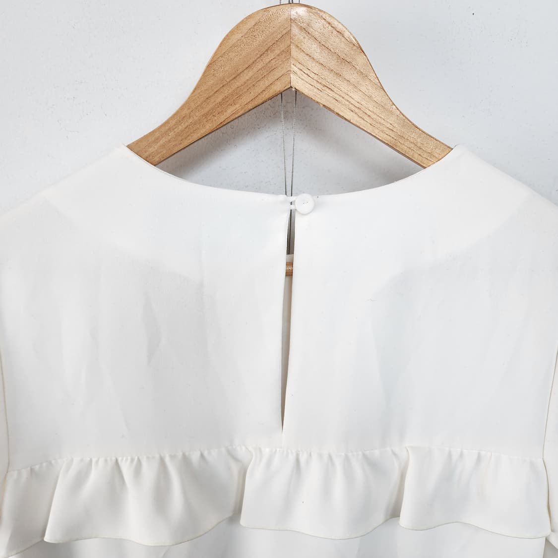 럭키슈에뜨 아이보리 프릴 블라우스 상품이미지6