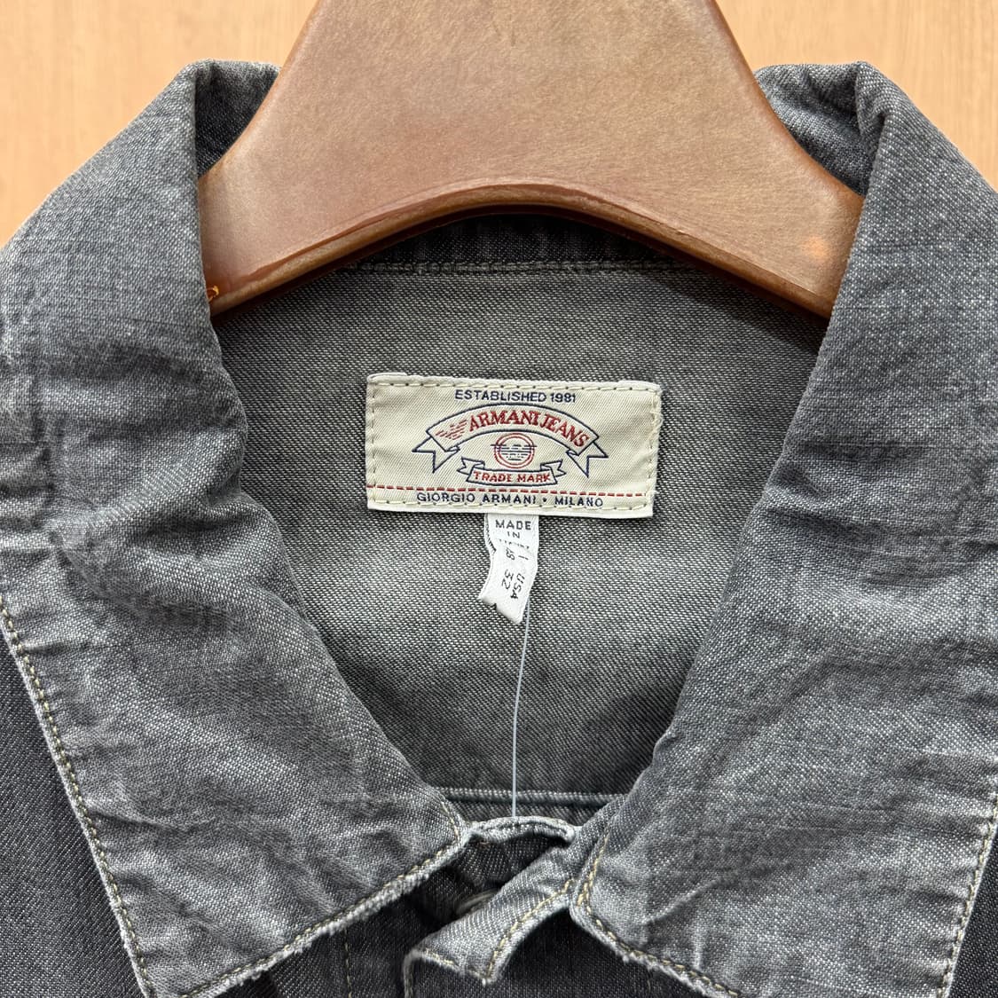 아르마니 진스 데님 코튼 트러커 자켓 메탈 로고 버튼 포켓 디테일 그레이 상품이미지6