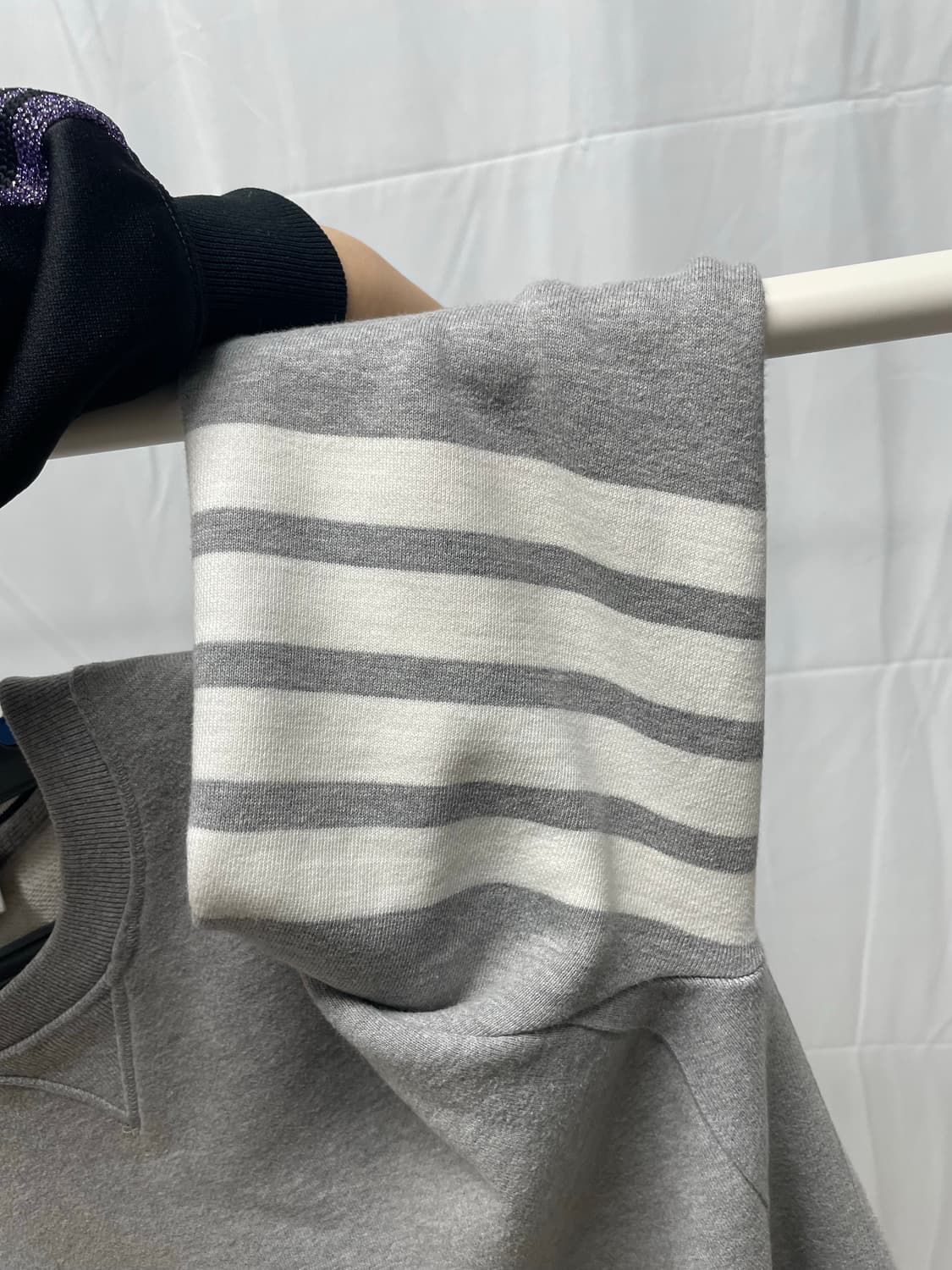 톰브라운 사선완장 맨투맨 그레이 [2] 상품이미지4