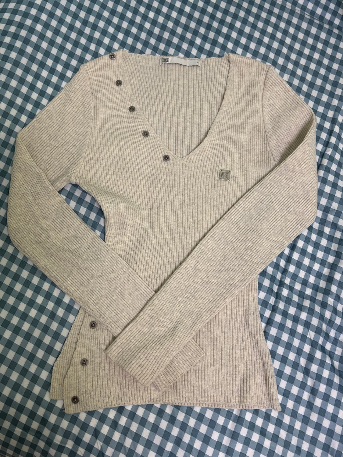 보헤미안서울 버튼 브이넥 니트 오트밀 상품이미지3