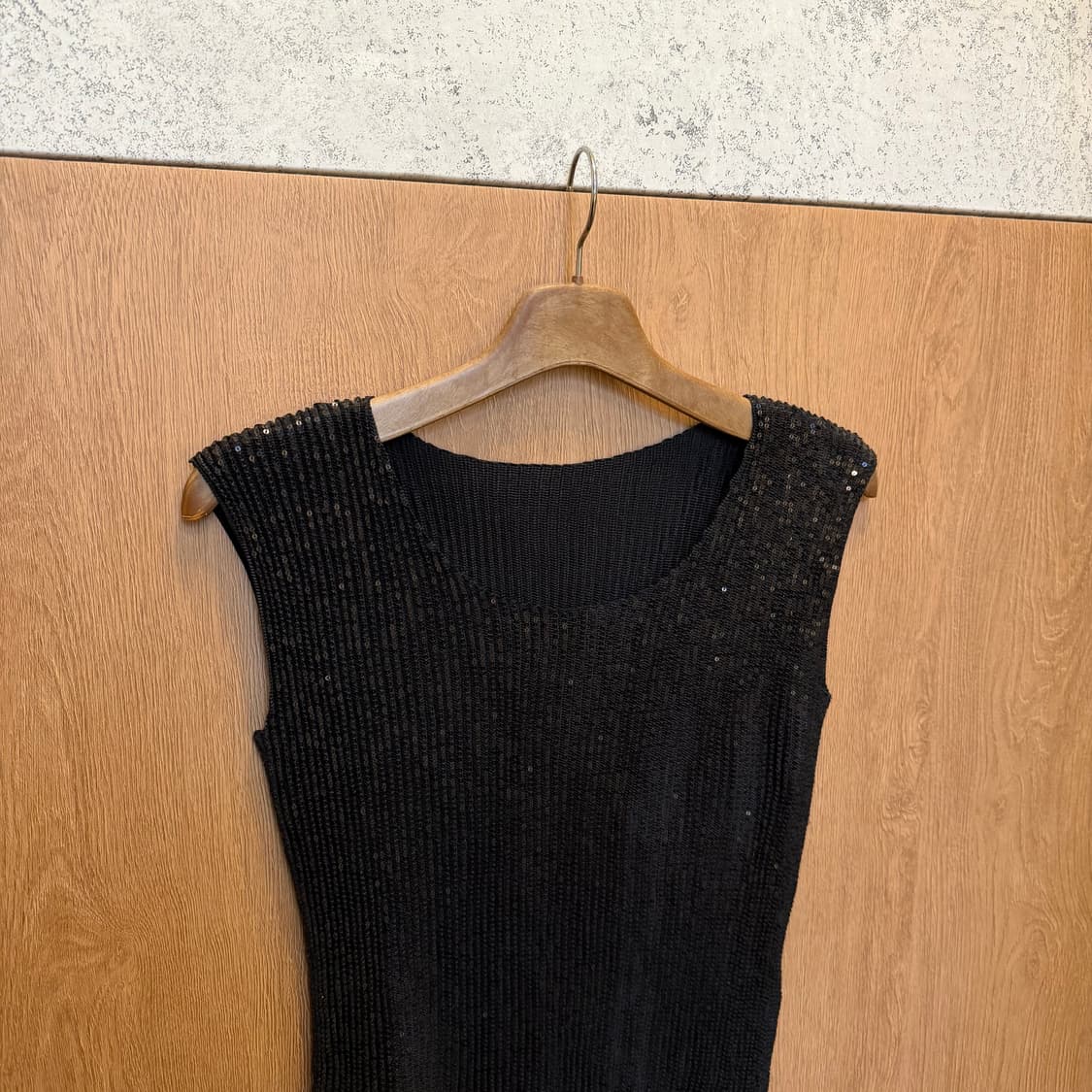 스피치오 라운드넥 슬리브리스 탑 스팽글 플리츠 디테일 블랙 상품이미지3